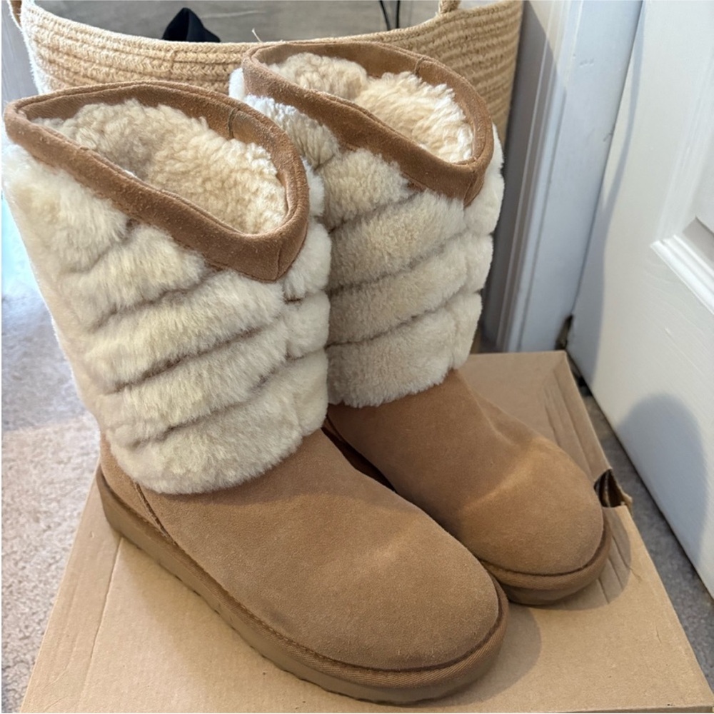 **** SOLD **** Cozy Tan and Cream Women's Boots